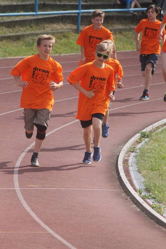 Čtyřiadvacehodinová štafeta dobrovolníků, kteří chtějí zdravotně handicapovaným lidem splnit přání. To je čtvrtý ročník akce You Dream We Run, která se od pátku do soboty koná na stadionu ASK v Blansku.