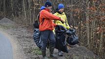 Dobrovolníci sbírali v sobotu odpadky v Moravském krasu na Blanensku. Zaměřili se na okolí silnic. Na snímku úsek mezi Josefovem a Olomučany.