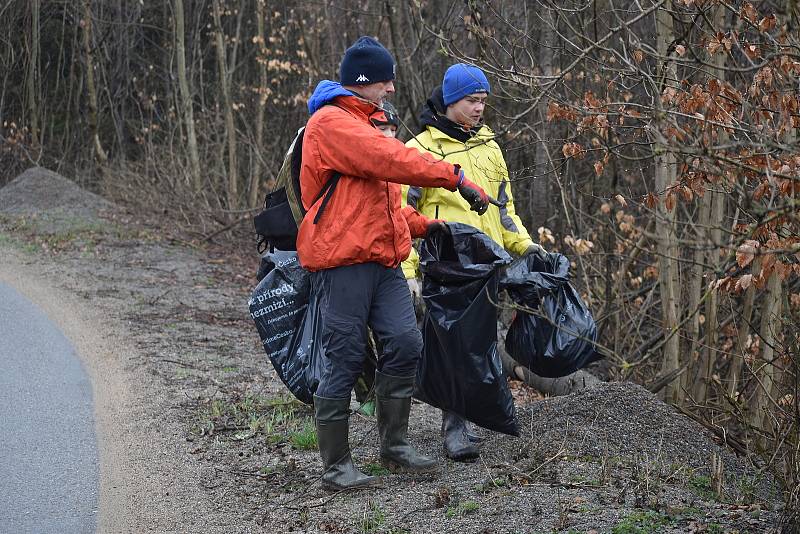 Dobrovolníci sbírali v sobotu odpadky v Moravském krasu na Blanensku. Zaměřili se na okolí silnic. Na snímku úsek mezi Josefovem a Olomučany.