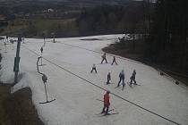 Sjezdovky na Blanensku drtí obleva. Provozovatelé vyhlížejí mráz. Na snímku ski areál v Olešnici.