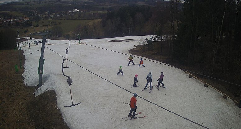 V Olešnici na Blanensku se poslední lyžařští nadšenci na svahu vyhýbali místům, kde už ze sněhu prosvítala tráva nebo hlína. 