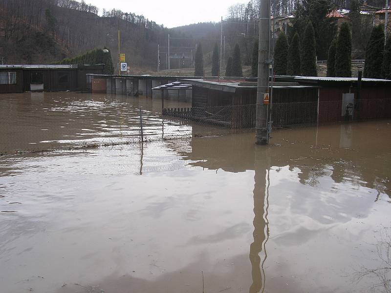 Rozvodněná řeka Svitava na přelomu března a dubna 2006 v Adamově na Blanensku a jeho okolí.