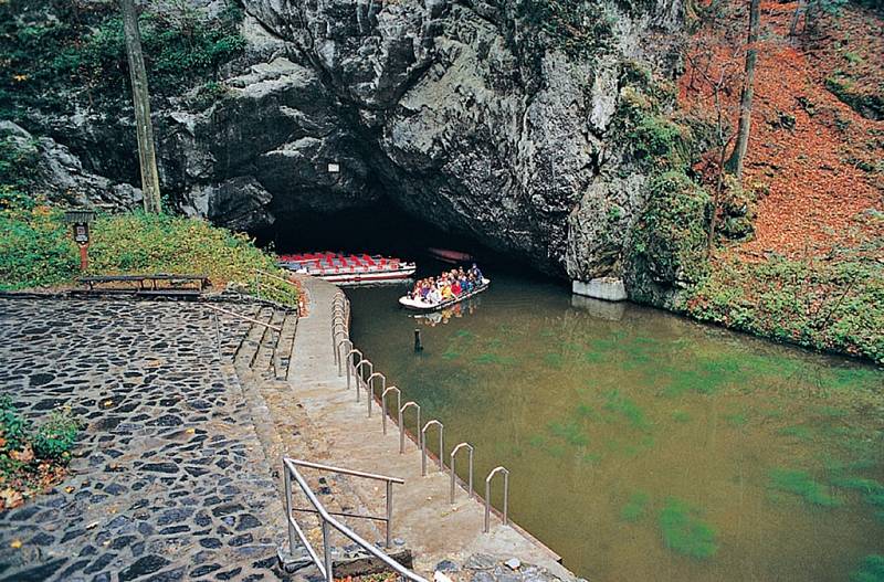 Jízda v lodičce po řece Punkvě patří k velkým zážitkům, který nemá v České republice a skoro nikde na světě obdoby.