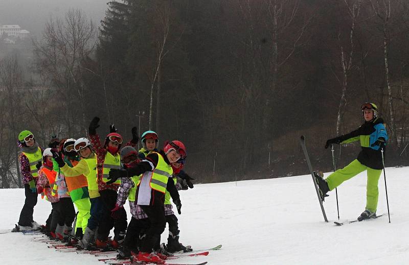 Děti ze základní školy ve Sloupu vyrazili na lyžařský kurz do ski areálu v Olešnici. Škola jezdí do areálu vyráží každoročně.