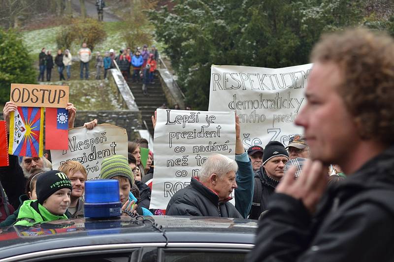 Prezidenta Miloše Zemana v Boskovicích přivítaly stovky lidí. 