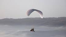 Adamovský farář Pavel Lazárek se léta věnuje létání na motorovém paraglidovém křídle. To později vyměnil za motorové rogalo.