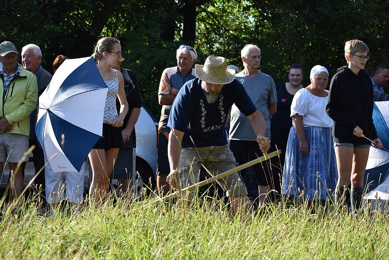 Kloboučské bratrstvo pořádalo už po dvanácté sečení otav. Soutěžilo jedenáct mužů, pět žen a dva junioři.