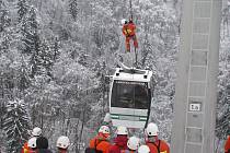 Cvičení hasičů v Moravském krasu. Zachraňovali cestující uvízlé v kabině lanovky.