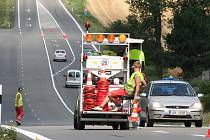Ředitelství silnic a dálnic zahájilo opravy vodorovného značení na silnicích první třídy v Jihomoravském kraji. Dělníci zvýrazňují čáry i na tahu Brno – Svitavy silnici I/43. 