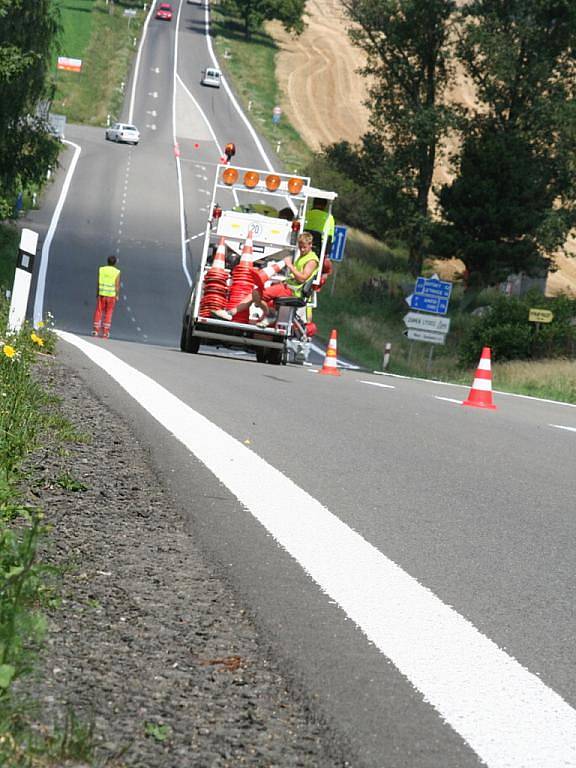 Ředitelství silnic a dálnic zahájilo opravy vodorovného značení na silnicích první třídy v Jihomoravském kraji. Dělníci zvýrazňují čáry i na tahu Brno – Svitavy silnici I/43. 