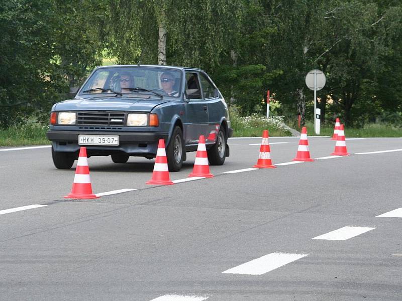 Ředitelství silnic a dálnic zahájilo opravy vodorovného značení na silnicích první třídy v Jihomoravském kraji. Dělníci zvýrazňují čáry i na tahu Brno – Svitavy silnici I/43. 