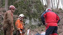 Jeskyňářovu nohu uvěznil v podzemí velký kámen. Hasiči a členové speleologické záchranné služby organizují jeho záchranu.