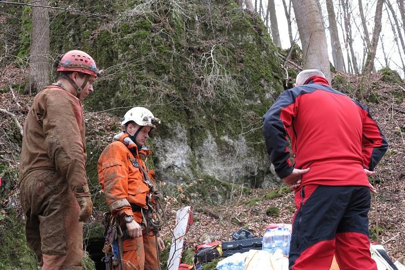 Jeskyňářovu nohu uvěznil v podzemí velký kámen. Hasiči a členové speleologické záchranné služby organizují jeho záchranu.