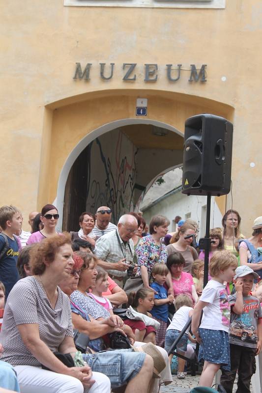 Děti z přípravných oborů Základní umělecké školy v Blansku v úterý odpoledne před školou tančily a zpívaly. Při příležitosti mezinárodního Dne hudby.