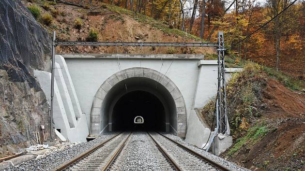 Rekonstrukce železničního koridoru mezi Brnem a Blanskem pokračuje podle plánu. Vlaky tam začnou po roční výluce opět jezdit od 11. prosince. Na snímku úsek Bílovice a Babice nad Svitavou.