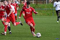 Blanenští fotbalisté (v červeném) při jarní domácí premiéře zdolali zlínskou rezervu 2:1.