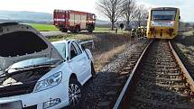 Na nechráněném železničním přejezdu v Cetkovicích došlo ke střetu lokálky a osobního auta. V něm se lehce zranil jeden člověk.