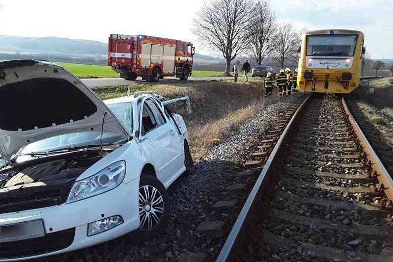 Na nechráněném železničním přejezdu v Cetkovicích došlo ke střetu lokálky a osobního auta. V něm se lehce zranil jeden člověk.