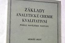 Chemik Arnošt Okáč byl i autorem velmi rozšířených učebnic analytické chemie.