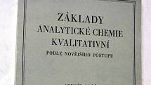 Chemik Arnošt Okáč byl i autorem velmi rozšířených učebnic analytické chemie.