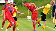 V utkání Moravskoslezské divize D porazili fotbalisté FK Blansko (červené dresy) tým FC Strání 4:2.