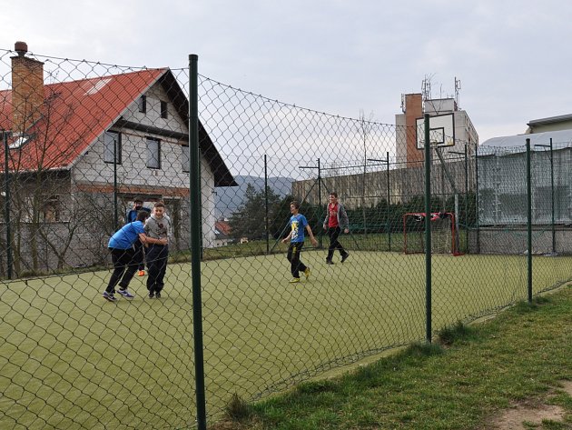 Obyvatele bytových domů v blanenské ulici Jasanová ruší hluk z dětského hřiště.