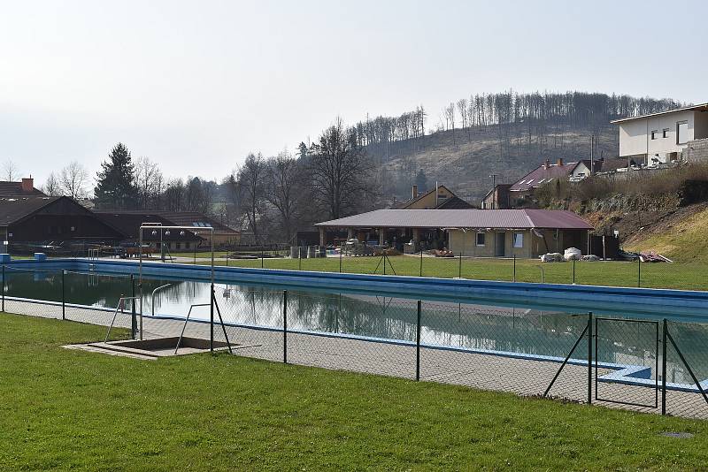 Návštěvníky koupaliště v Lysicích na Blanensku čeká letos lepší zázemí. Dělníci se tam nedávno pustili do rekonstrukce toalet a převlékáren.