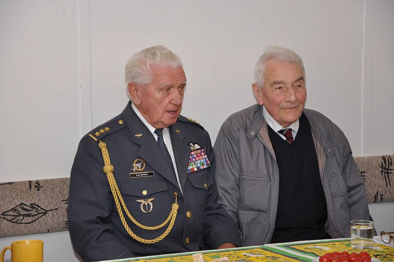 V září 2012 navštívil Zbyšek Nečas s manželkou Rosemary Sloup. A také polní letiště v sousedních Kotvrdovicích, kde měl besedu. Na snímcích je v uniformě další člen RAF Emil Boček.