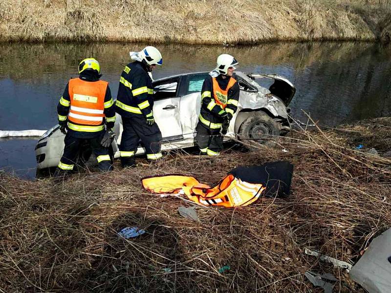 Řidič osobního automobilu Citroen podle předběžného šetření policistů nezvládl vytočit zatáčku, narazil do stromu a se svým autem i dvěma spolujezdkyněmi skončil v řece.