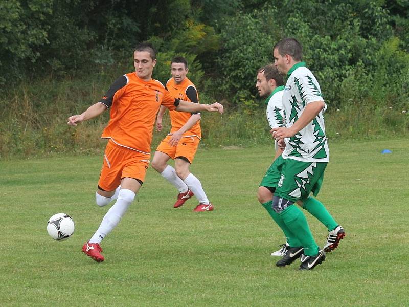 Fotbalisté FK Blansko (v oranžovém) porazili v přípravě Rájec-Jetřebí 4:0.