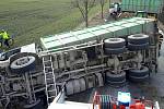 Převrácené nákladní auto, které převáželo odpadky, zablokovalo silnici z Boskovic na Vážany..
