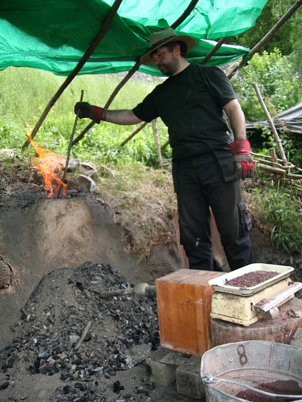 U Staré huti nedaleko Adamova začal několikadenní workshop Historické a prehistorické tavby železa a jeho zpracování.