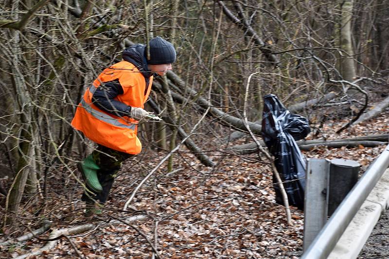 Dobrovolníci sbírali v sobotu odpadky v Moravském krasu na Blanensku. Zaměřili se na okolí silnic. Na snímku úsek mezi Josefovem a Olomučany.