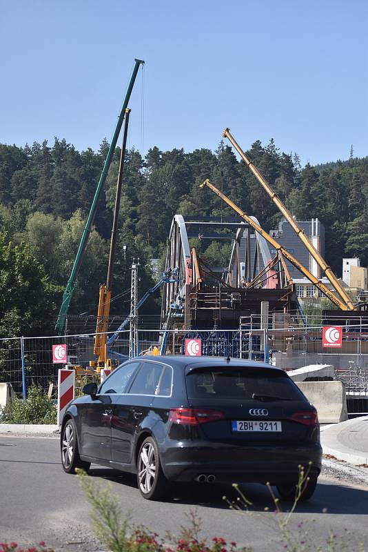 Nový silniční most přes řeku Svitavu a železniční trať v Blansku.