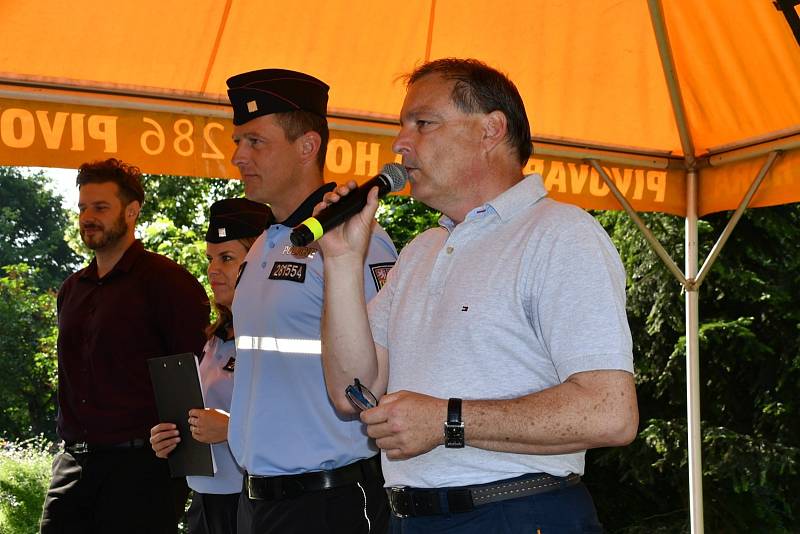 Policejní auta, hasiči, sanitka. Výstroj policistů a hloučky dětí i dospělých okolo. Na prostranství u Zámeckého skleníku v Boskovicích bylo ve středu dopoledne pořádně živo. O půl deváté ráno tam odstartovala akce Den s Policií ČR.