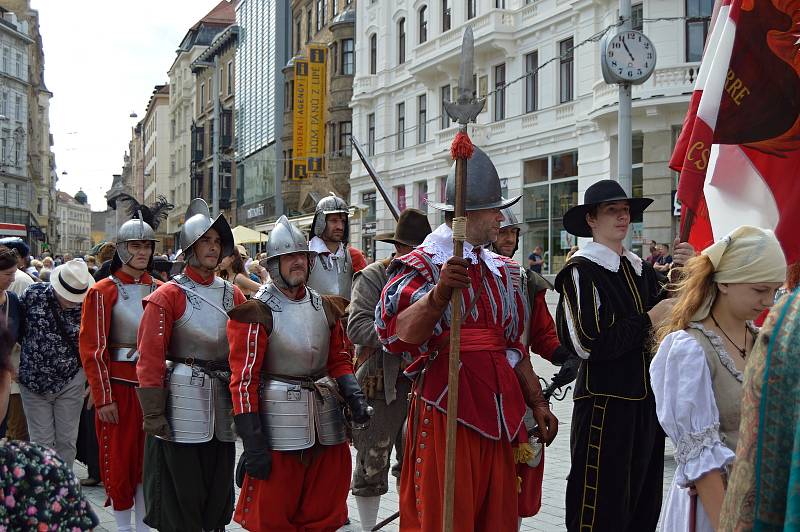 Průvod městem čítal téměř 220 pěších vojáků, kteří prošli od Denisových sadů přes náměstí Svobody.