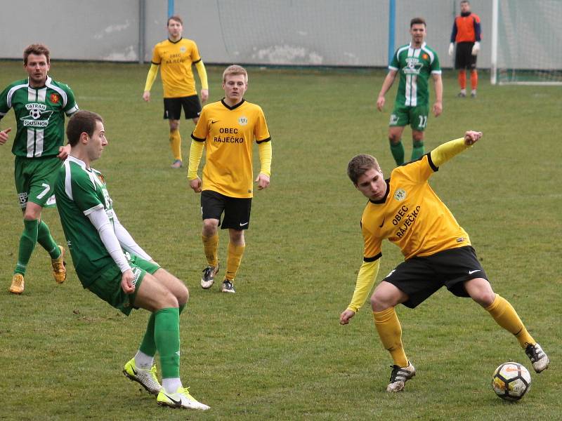 V utkání krajského přeboru fotbalistů Olympia Ráječko (ve žlutém) Tatran Rousínov 2:1.