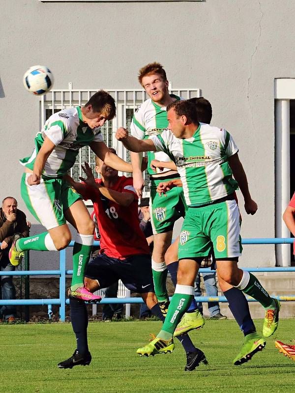 V utkání Moravskoslezské divize D remizovali fotbalisté FK Blansko (v červeném) s FC Bzenec 1:1.