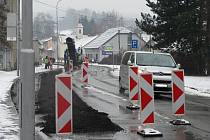 V úterý se na osm měsíců uzavřela ulice Dukelská v Boskovicích. Lidé jezdí cestou přes Kamenici.
