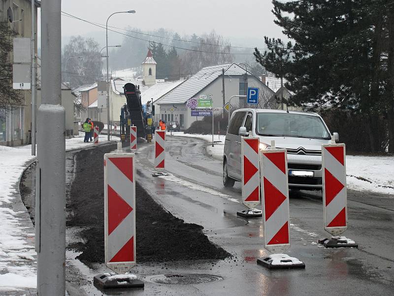 V úterý se na osm měsíců uzavřela ulice Dukelská v Boskovicích. Lidé jezdí cestou přes Kamenici.