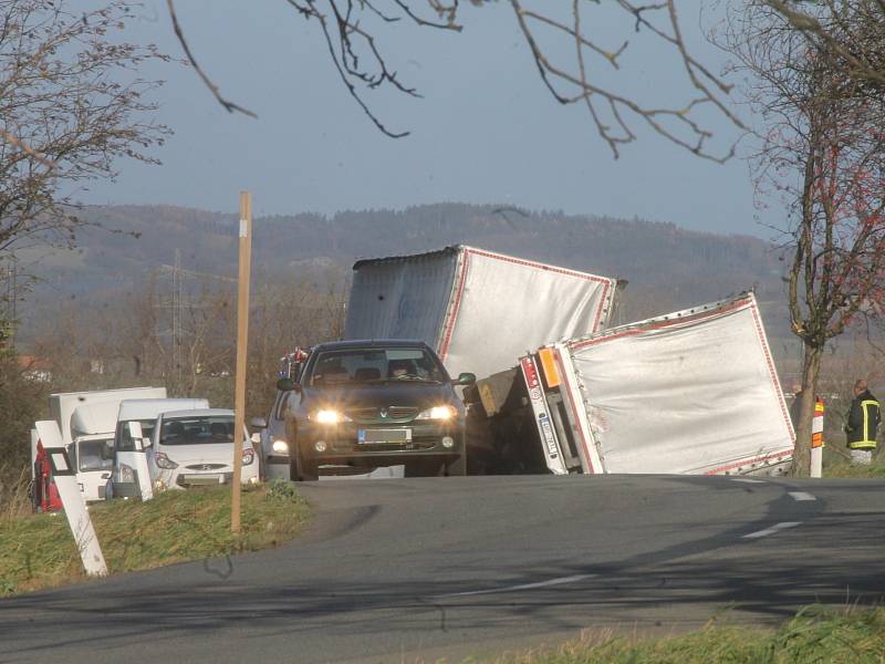 Kvůli silným poryvům větru bourala nedaleko čerpací stanice v Krhově dvě nákladní auta.