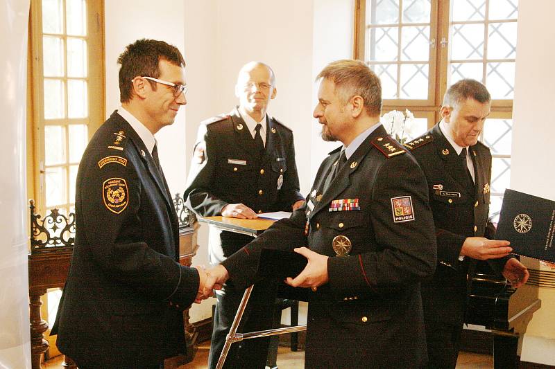 Policisté převzali na blanenském zámku medaile. Za dlouholetou službu.