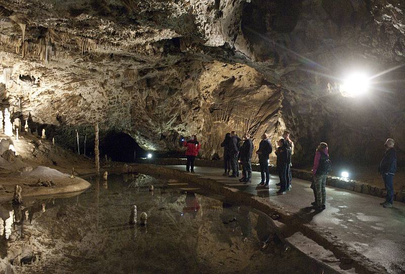 Návštěvníci v Předním dómu Punkevních jeskyní.