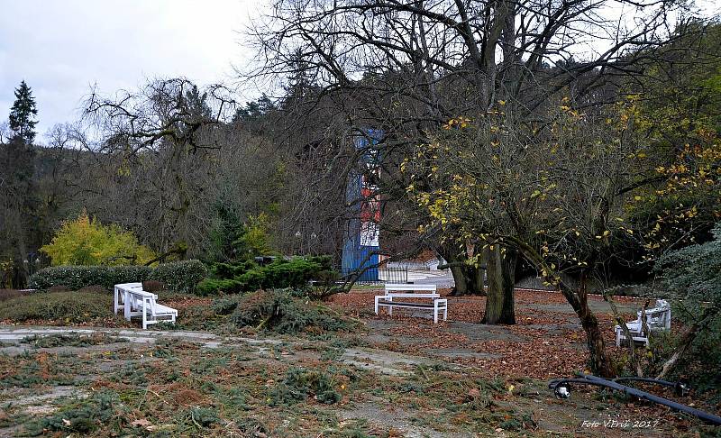 Park u zámeckého skleníku v Boskovicích poničila v roce 2017 vichřice.