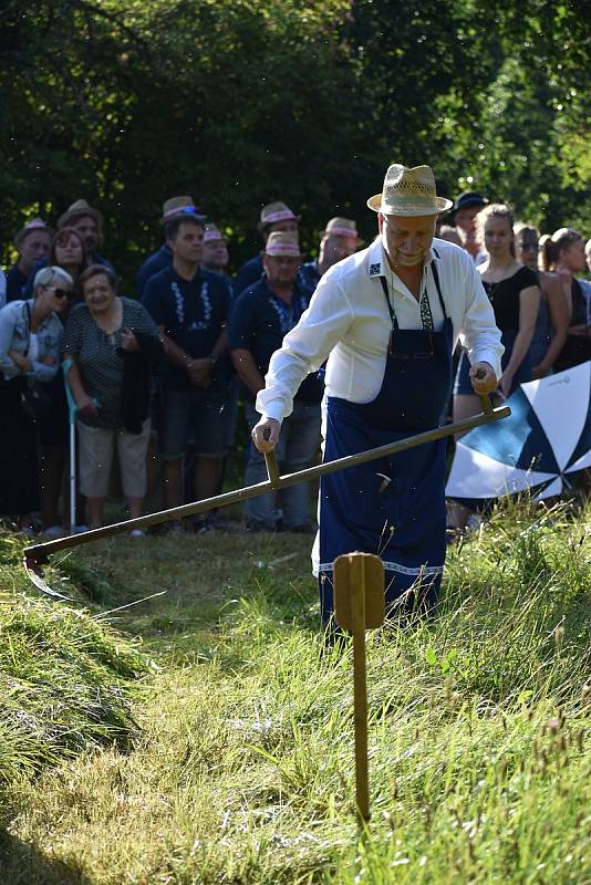 Kloboučské bratrstvo pořádalo už po dvanácté sečení otav. Soutěžilo jedenáct mužů, pět žen a dva junioři.