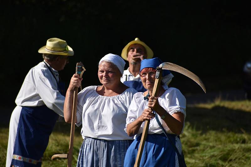 Kloboučské bratrstvo pořádalo už po dvanácté sečení otav. Soutěžilo jedenáct mužů, pět žen a dva junioři.