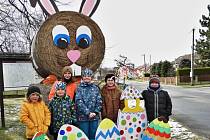 Obří velikonoční zajíc vyzdobil obec na Blanensku