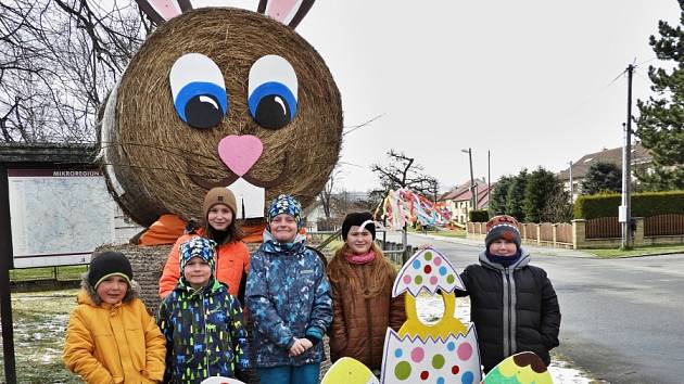 Obří velikonoční zajíc vyzdobil obec na Blanensku