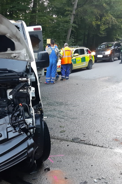 Nedaleko Křtin na Blanensku bourala ve středu ráno dvě auta a začala hořet.