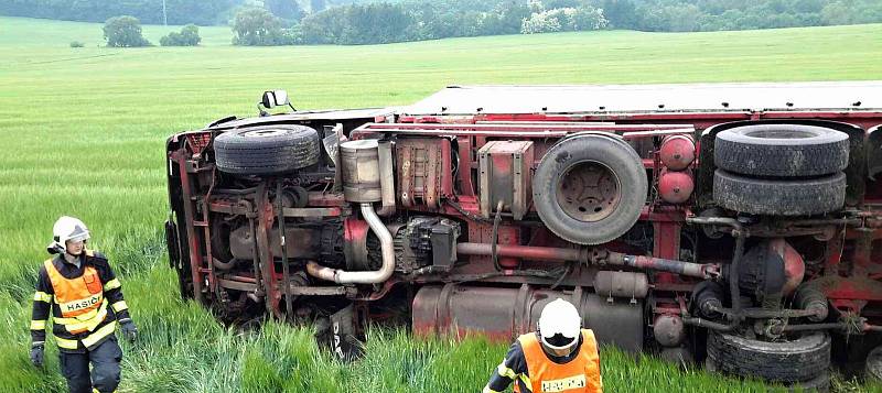 Kamion havaroval v úterý v podvečer u Lipůvky. Zpátky na kola ho převracela těžká hasičská technika.